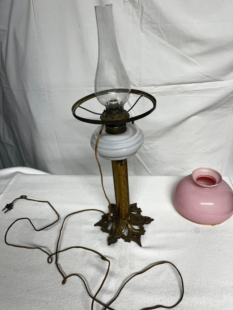 Lampe à huile en verre opalin, Enlèvement ou Envoi