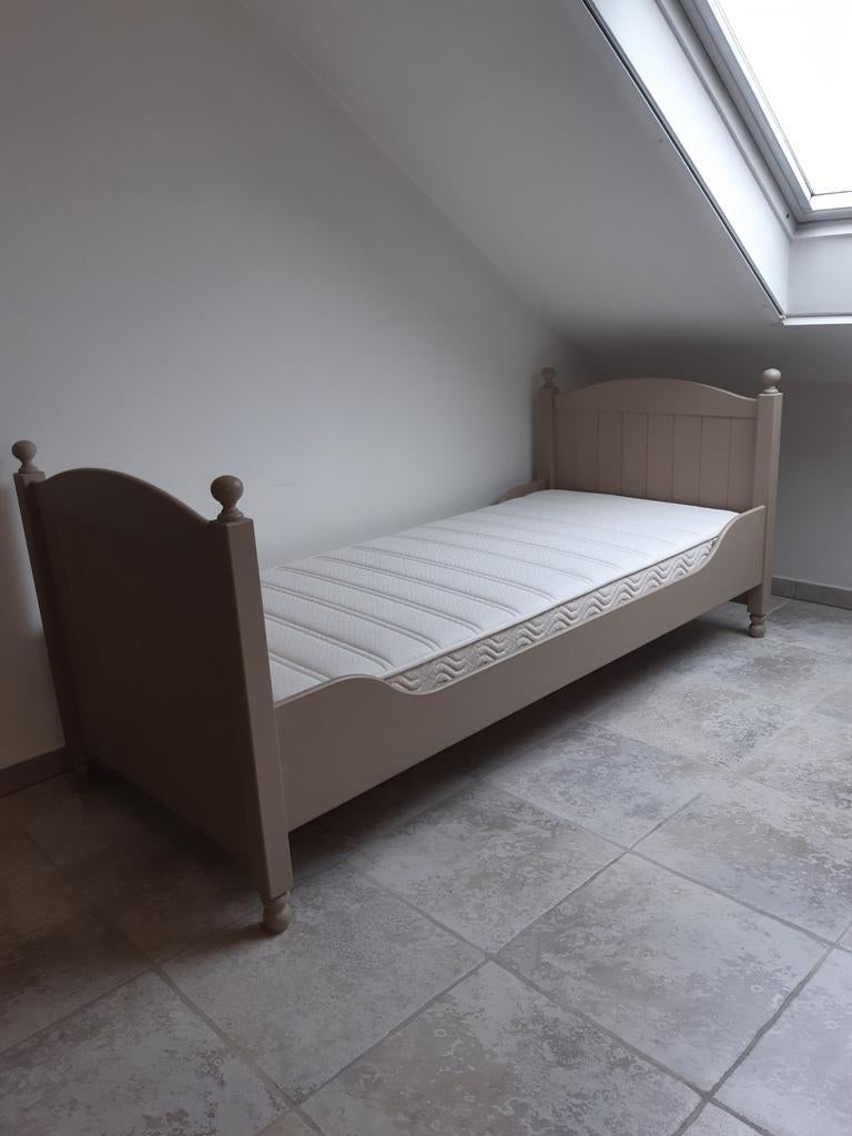 1pers bed + matras + kast (taupekleur hout) in nieuwe staat., Huis en Inrichting, Slaapkamer | Bedden, Ophalen