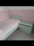 Kinderbed met bijpassend nachtkastje en boekenrek., Kinderen en Baby's, Ophalen