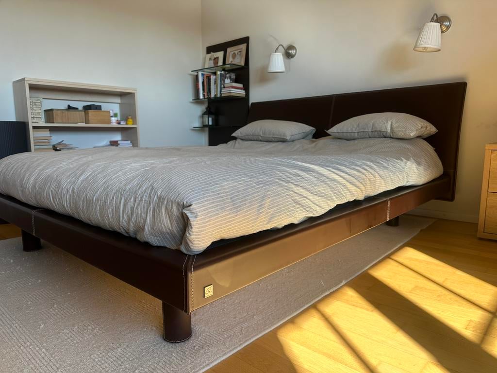 Cadre de lit Natuzzi, Maison & Meubles, Enlèvement, Comme neuf