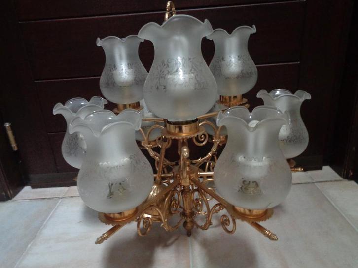 *Beau lustre en bronze antique avec verre opalin décoré, Antiquités & Art, Antiquités | Éclairage, Enlèvement ou Envoi