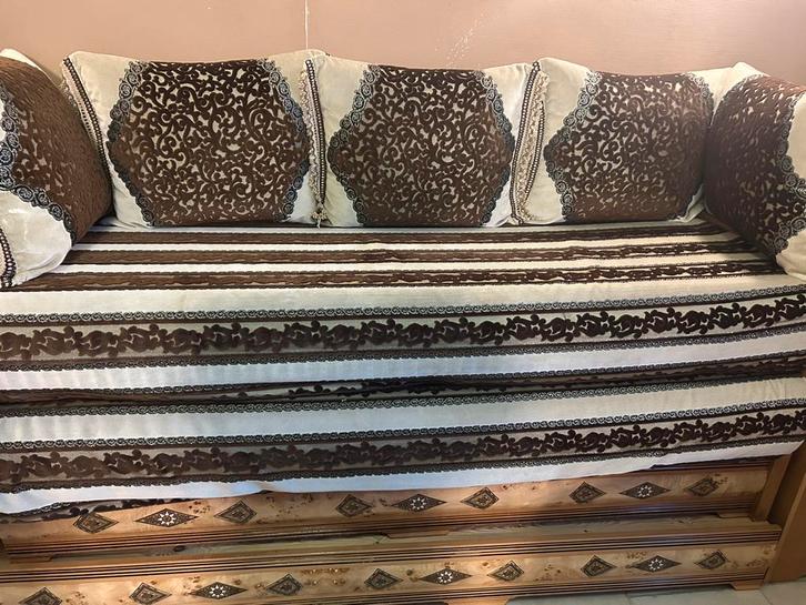 Salons marocains tres bon état, Maison & Meubles, Canapés | Salons, Comme neuf, Banc droit, Quatre personnes ou plus, 200 à 250 cm