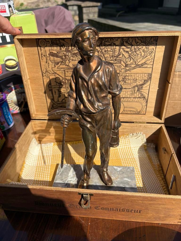 Beeldje op marmeren sokkel Honneur Grand Connaisseur, Antiek en Kunst, Ophalen, Brons