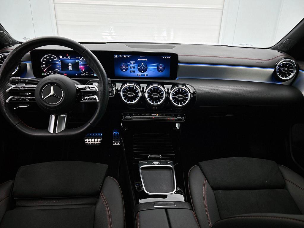 Mercedes-Benz CLA-klasse 180 Shooting Brake AMG Line | Panor, Auto's, Mercedes-Benz, CLA, Stof, Euro 6, 4 cilinders
