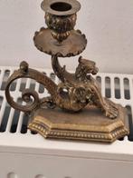 Antieke kandelaar in de vorm van een griffioen, koperen kand