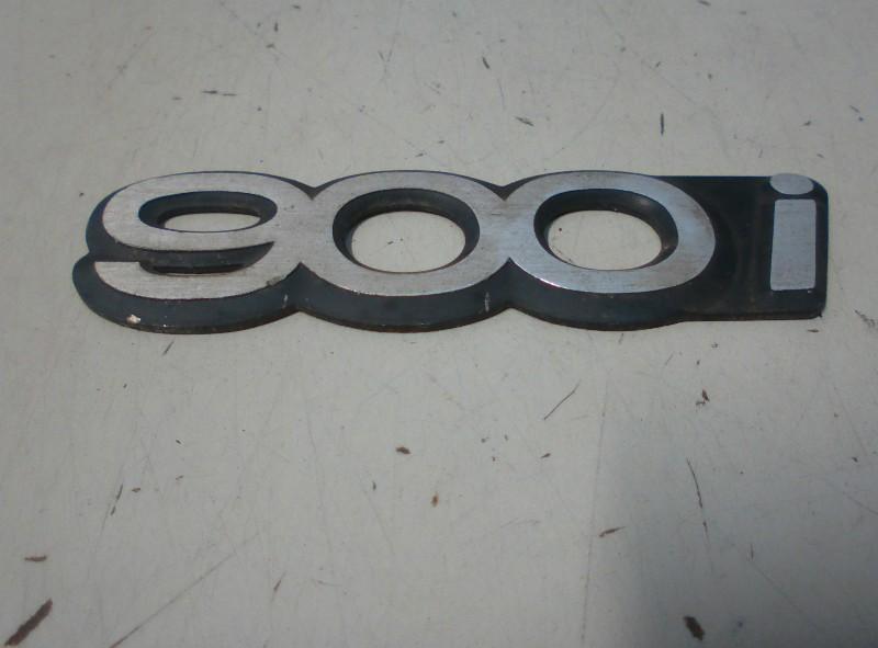 EMBLEEM Saab 900 I (01-1979/12-1994) (6915847), Gebruikt, Info@VerberkAutodemontage.nl, Nijverheidstraat 1a 1a
5405 AJ  UDEN, NL