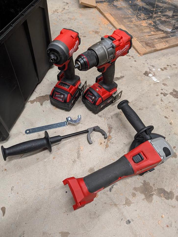 Set Milwaukee dans une mallette, Bricolage & Construction, Outillage | Foreuses, Comme neuf, Perceuse, 600 watts ou plus, Mécanisme de percussion