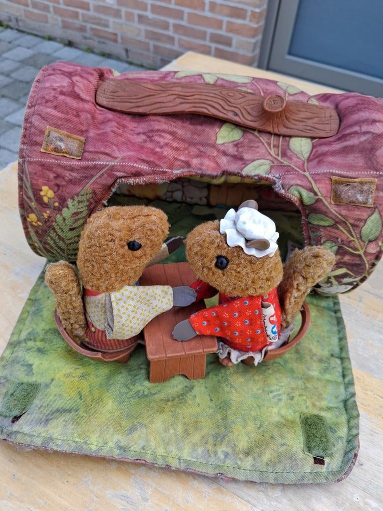 Retro huisje met eekhoorntjes, Ophalen