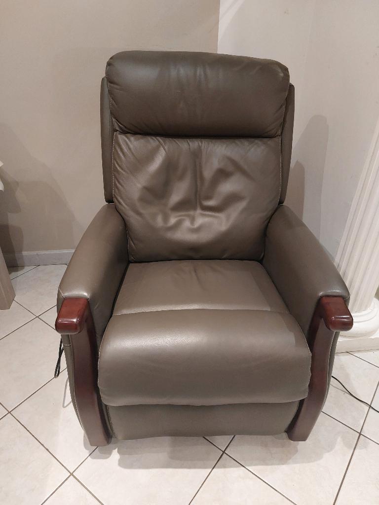 Fauteuil inclinable électrique en cuir avec relaveur, Maison & Meubles, Fauteuils, Utilisé, Cuir, 75 à 100 cm, 75 à 100 cm, Enlèvement