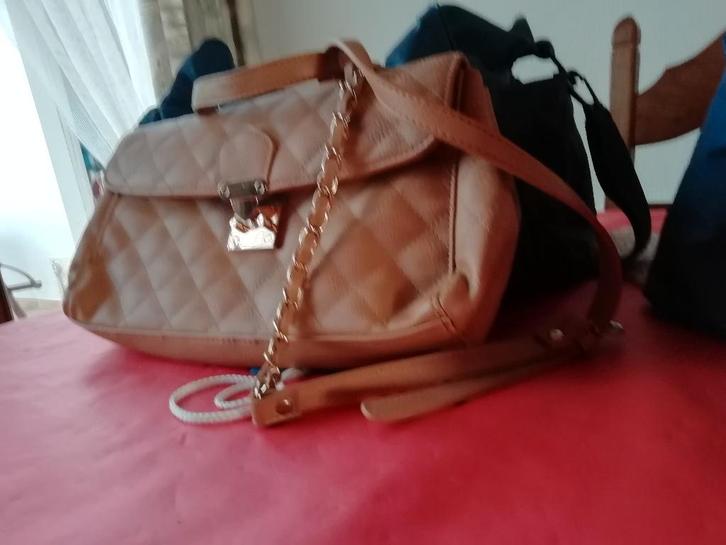 2 sacoches identique en matière synthétique., Bijoux, Sacs & Beauté, Sacs | Sacs à bandoulière, Comme neuf, Enlèvement ou Envoi