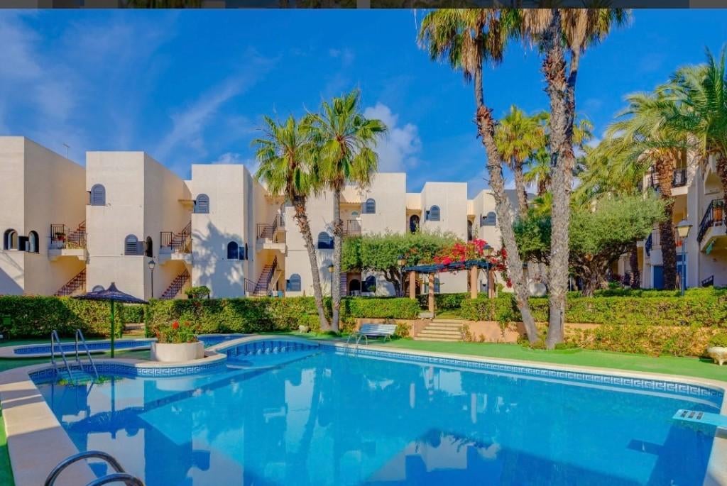 Torrevieja : Rustig gelegen - 2 kamers + parking - huur auto, 5 personen, 2 slaapkamers, Appartement, Open haard