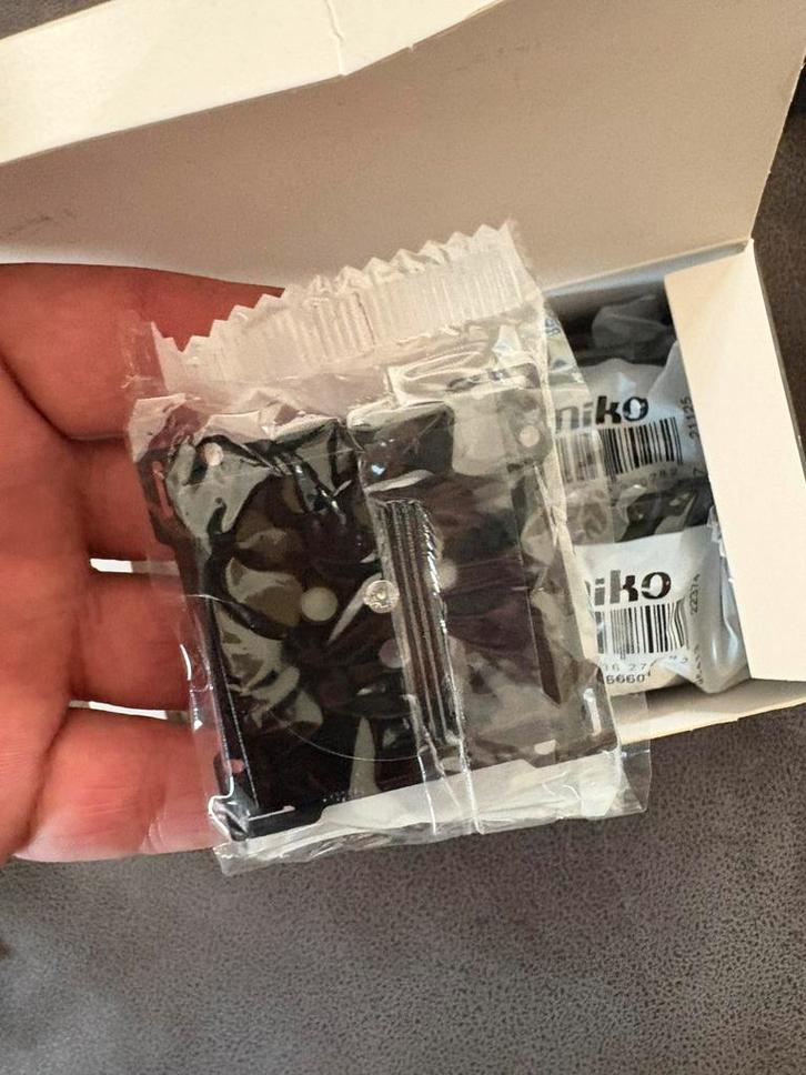 Caches prises noir niko, Bricolage & Construction, Électricité & Câbles, Neuf, Enlèvement