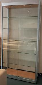 Vitrine en verre, Enlèvement