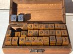 Houten doosje met alfabet stempels, Ophalen of Verzenden