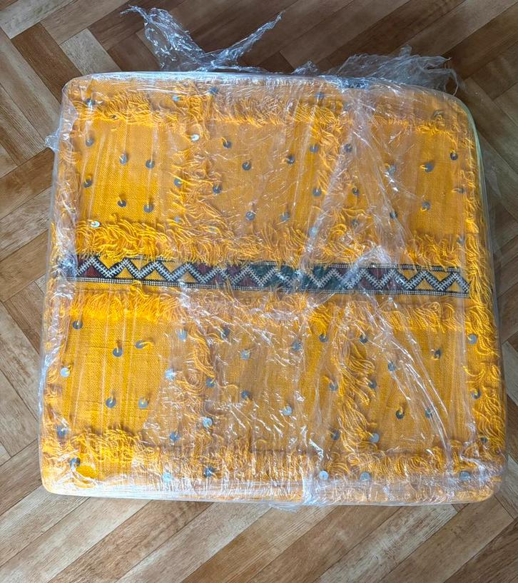 Handgemaakte oranje Marokkaanse Atlas poef, Huis en Inrichting, Zetels | Voetbanken en poefs, Zo goed als nieuw, 50 tot 75 cm