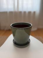 Groene keramieken plantenpot met vaste onderschotel Ø17 cm, Ophalen, Zo goed als nieuw, Minder dan 25 cm, Minder dan 40 cm