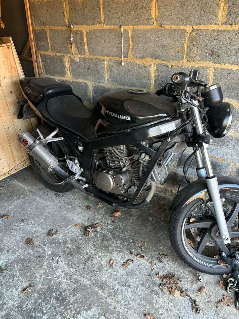 Je mets en vente les 3 hyosung comet gt 125cc, Motos, Enlèvement, Révisé