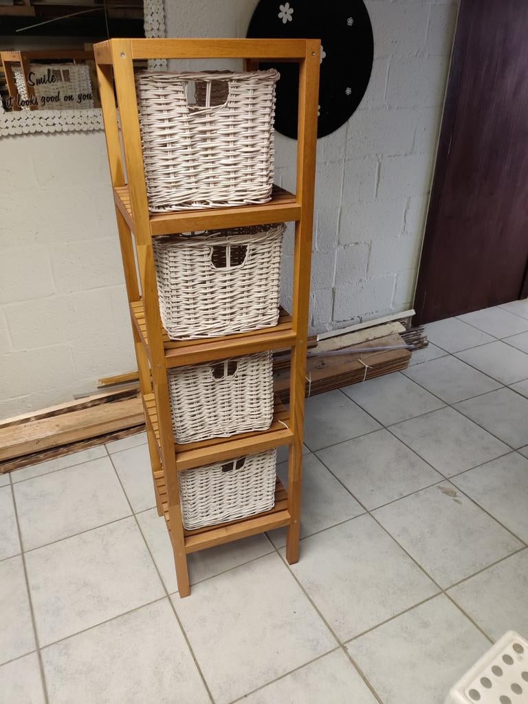 Houten rekje met rieten mandjes, Ophalen