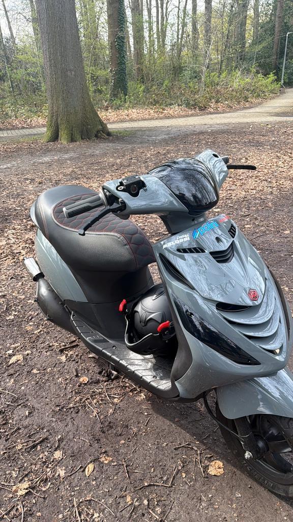 Zicht op hoeveel ik ervoor kan krijgen!!, Vélos & Vélomoteurs, Scooters | Piaggio, Comme neuf, Zip, Classe B (45 km/h), Deux-temps