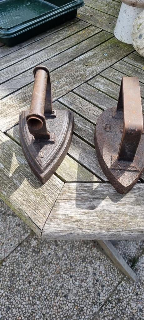 2 prachtige antieke strijk boutjes mooi en gaaf, Ophalen of Verzenden