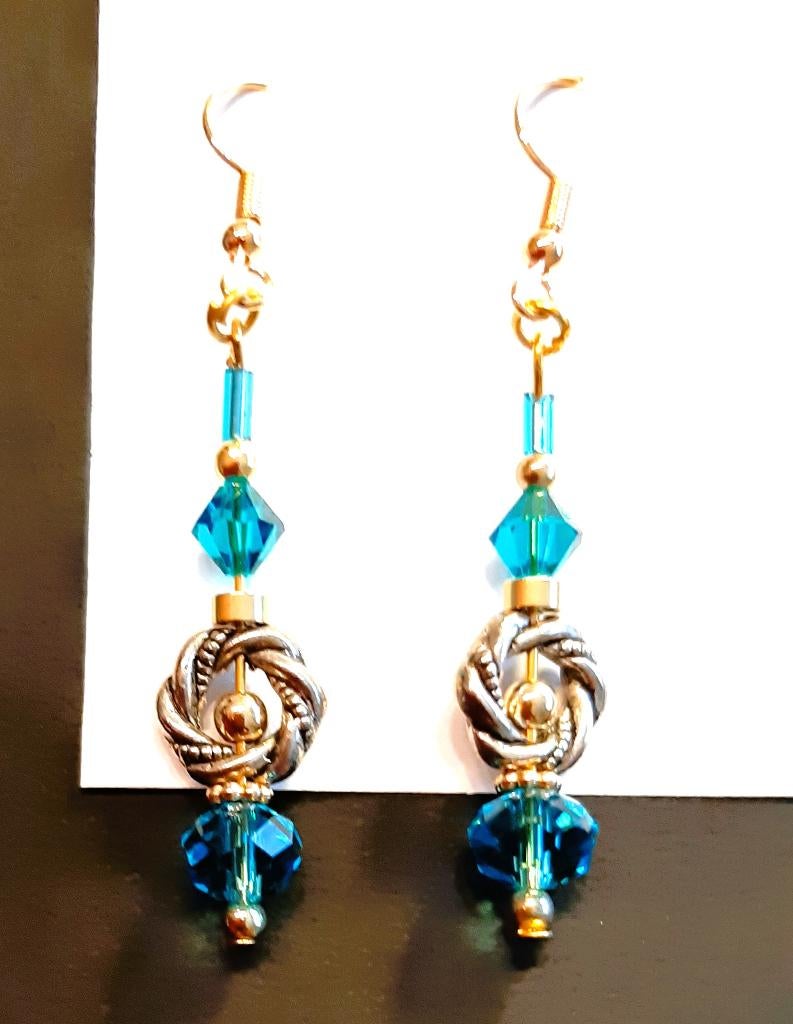 Te koop: Nieuw!! Mooie lange oorbellen, Bijoux, Sacs & Beauté, Boucles d'oreilles, Neuf, Or, Enlèvement, Pendantes