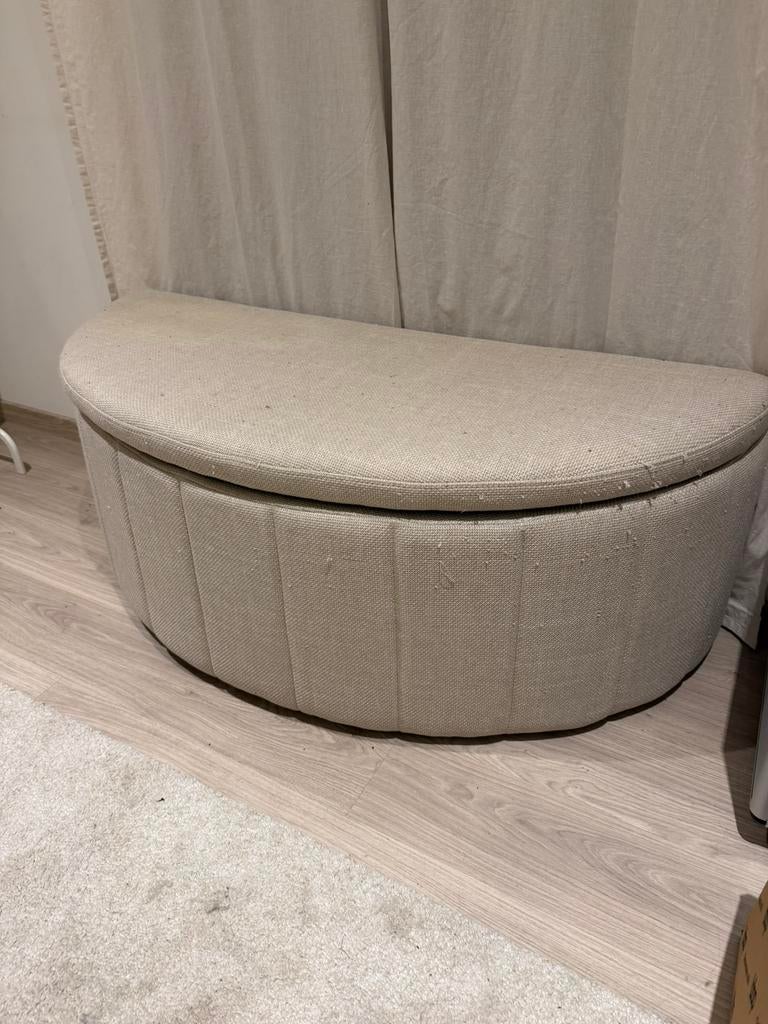 Poef Jysk met opberg ruimte, Ophalen, Zo goed als nieuw