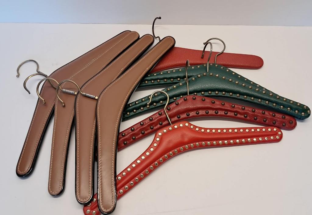 Lot de 9 cintres vintage gainés cuir / simili cuir, Enlèvement, Porté