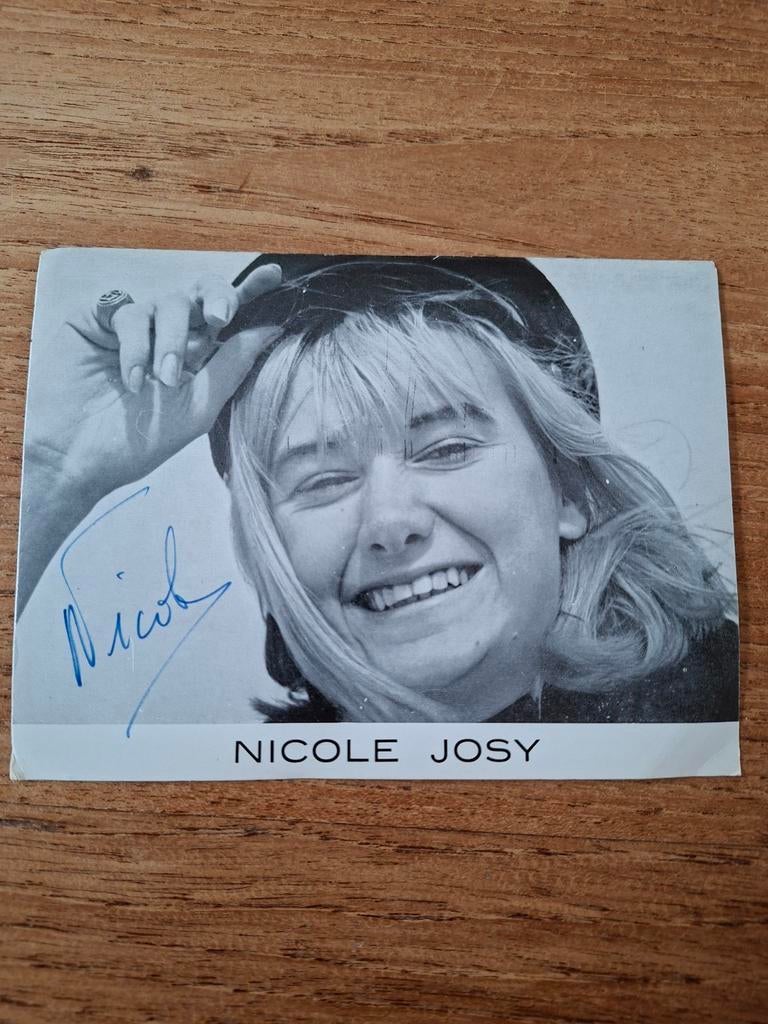 Gesigneerde postkaart uit '70 of '71 van Nicole Josy, Ophalen of Verzenden