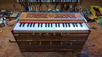 Indisch harmonium beschikbaar voor biedingen