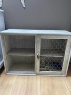 Vintage kastje oma met gaas, Enlèvement