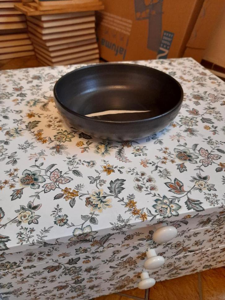 Bol en céramique noir avec ligne non peinte au centre - 18cm, Antiek en Kunst, Antiek | Keramiek en Aardewerk, Ophalen