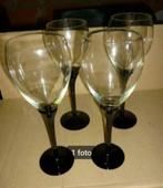 4 wijnglazen met zwarte voet, Ophalen, Zo goed als nieuw