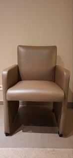 6 lederlook taupe/bruine eetkamerstoelen op wieltjes, Ophalen