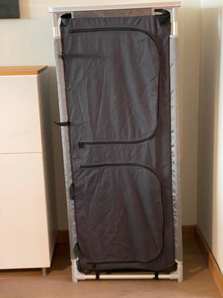 Hoge kampeerkast van Basecamp, Caravanes & Camping, Meubles de camping, Comme neuf, Armoire de camping, Enlèvement