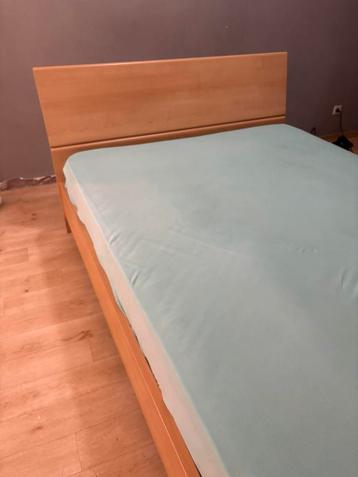 Gratis bed hout 140x 200 inclusief matras
