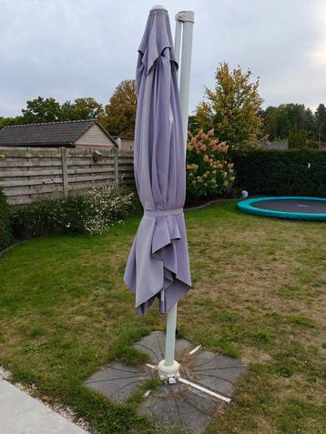 Vinci zweefparasol met voettegels van 100kg beschikbaar voor biedingen