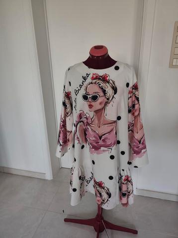 Élégante robe couture et girly à volants. Long zip au dos    beschikbaar voor biedingen