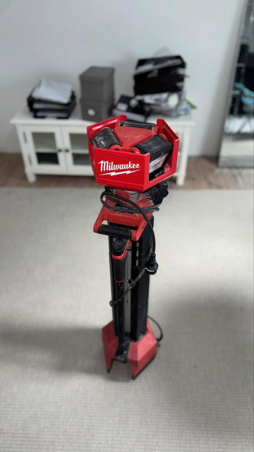 Projecteur milwaukee M18, Doe-het-zelf en Bouw, Bouwverlichting, Zo goed als nieuw, Lamp, 500 watt of meer, Met statief, Ophalen