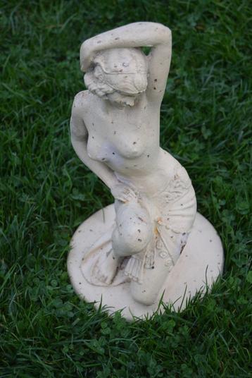 Schitterende gepatineerde gietijzeren danseres beschikbaar voor biedingen