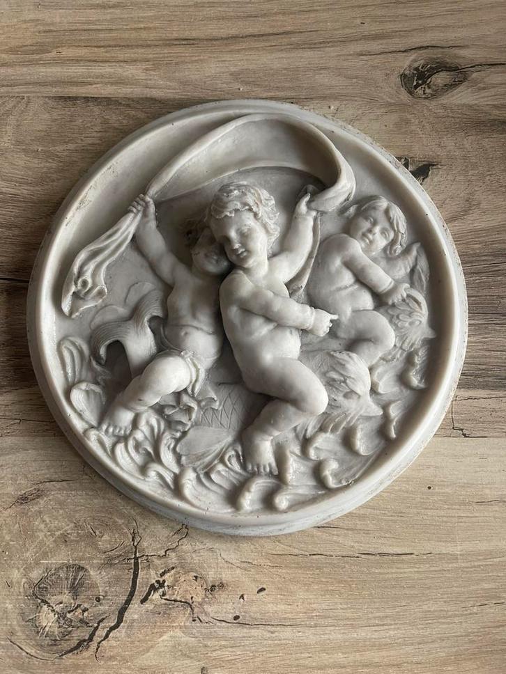 Bas-relief décoratif en résine – Putti et scène aquatiques, Antiek en Kunst, Antiek | Overige Antiek, Ophalen of Verzenden