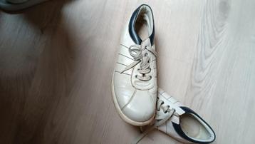 1 paar damesschoenen en 1 paar herenschoenen beschikbaar voor biedingen