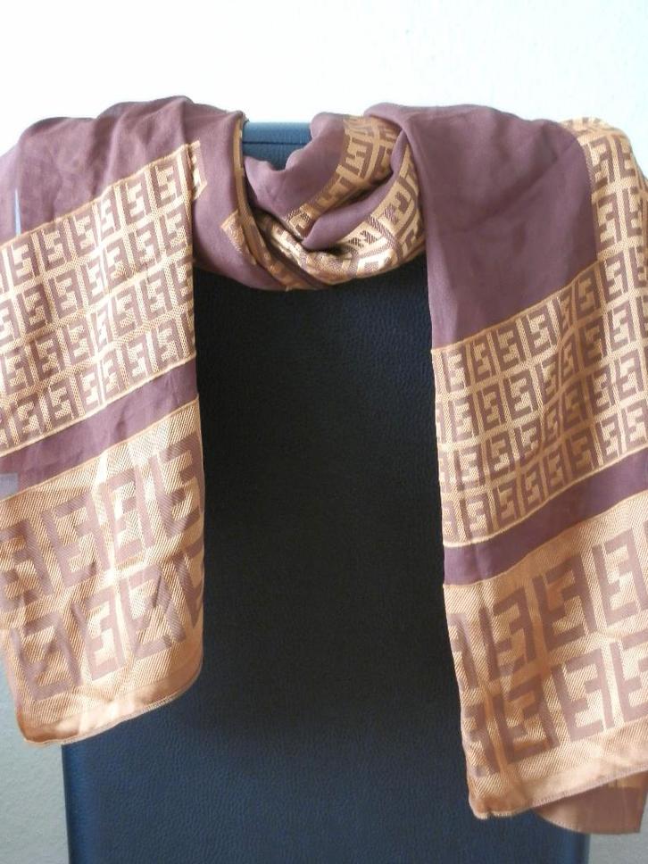 Fendi sjaal., Kleding | Dames, Mutsen, Sjaals en Handschoenen, Zo goed als nieuw, Sjaal, Ophalen of Verzenden