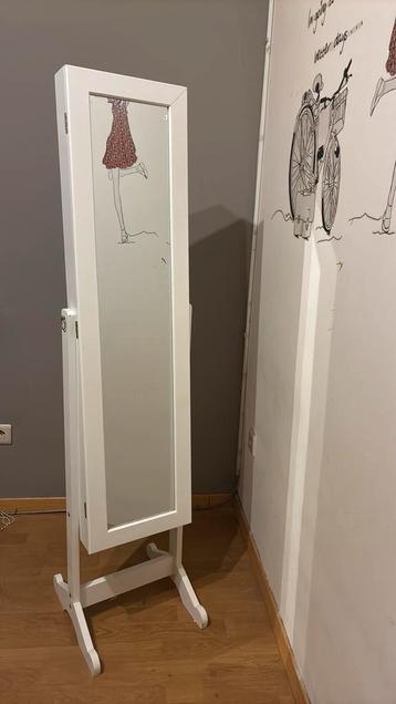 Mooie juwelenkast Ikea, op stevige voet met spiegel beschikbaar voor biedingen