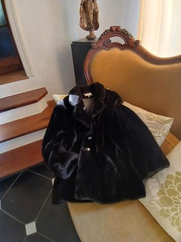 ZGAN Prachtige korte mantel faux fur - M beschikbaar voor biedingen