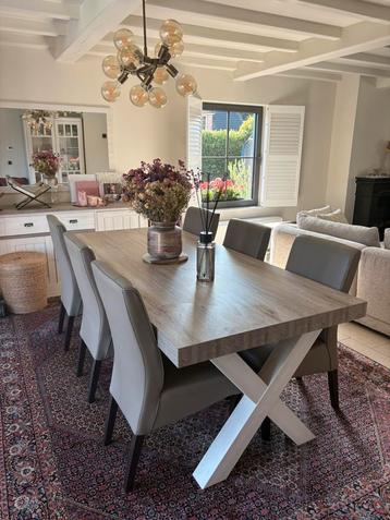 Eettafel met 6 stoelen beschikbaar voor biedingen