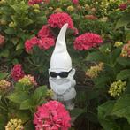 Witte tuinkabouter met zwarte zonnebril groot, Tuin en Terras, Tuinbeelden, Ophalen of Verzenden, Nieuw, Kunststof, Tuinkabouter