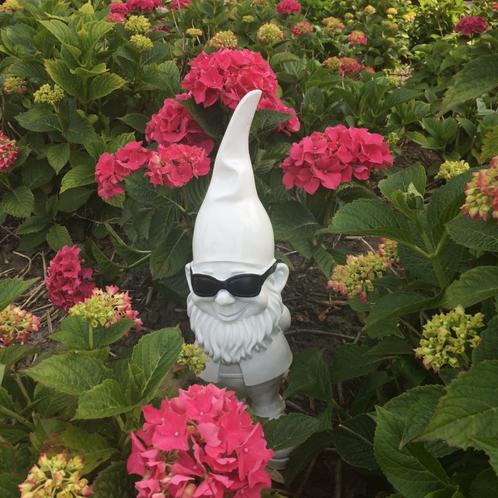 Witte tuinkabouter met zwarte zonnebril groot, Tuin en Terras, Tuinbeelden, Nieuw, Tuinkabouter, Kunststof, Ophalen of Verzenden