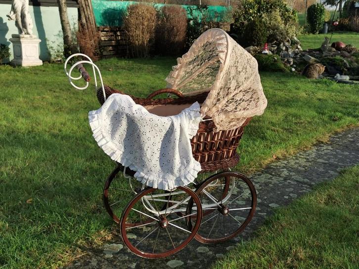 landau pour poupée en rotin, Enfants & Bébés, Jouets | Poupées, Enlèvement