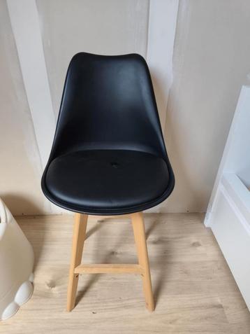 Hoge barstoel beschikbaar voor biedingen