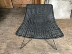 Zwarte (rieten?) loungestoel met metalen onderstel, Tuin en Terras, Ophalen